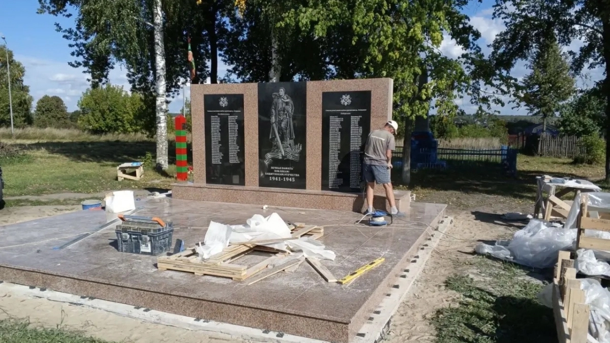 Новый памятник воинам ВОВ в Атлашево вызвал недовольство жителей: "Погибших отделили от победителей и забыли вписать одно имя"