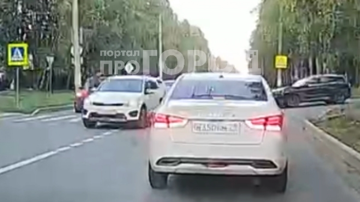 В Чебоксарах нашли водителя Kia Rio, который едва не сбил мужчину с ребенком на зебре