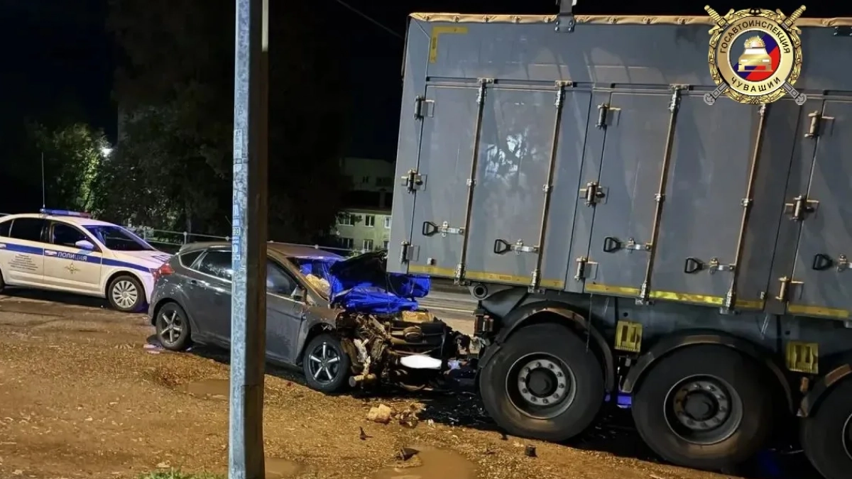 В Чебоксарах пьяный водитель Ford сбил пешехода и врезался в фуру