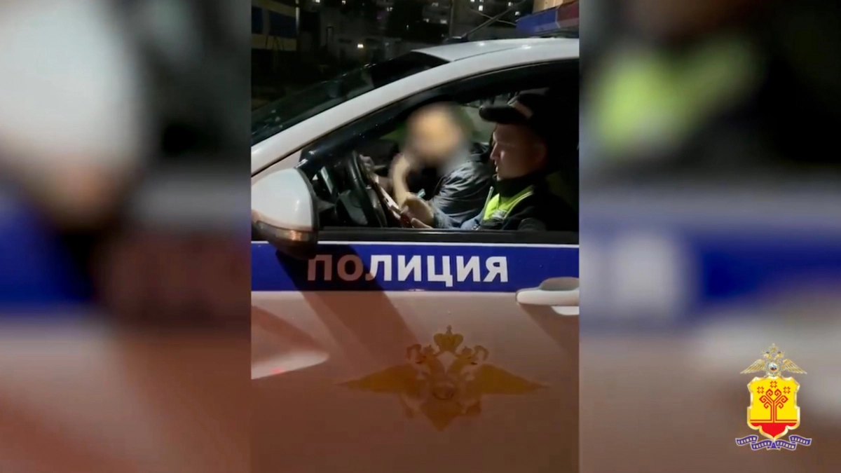 Таксист заблокировал во дворе чебоксарца, севшего нетрезвым за руль машины без номеров