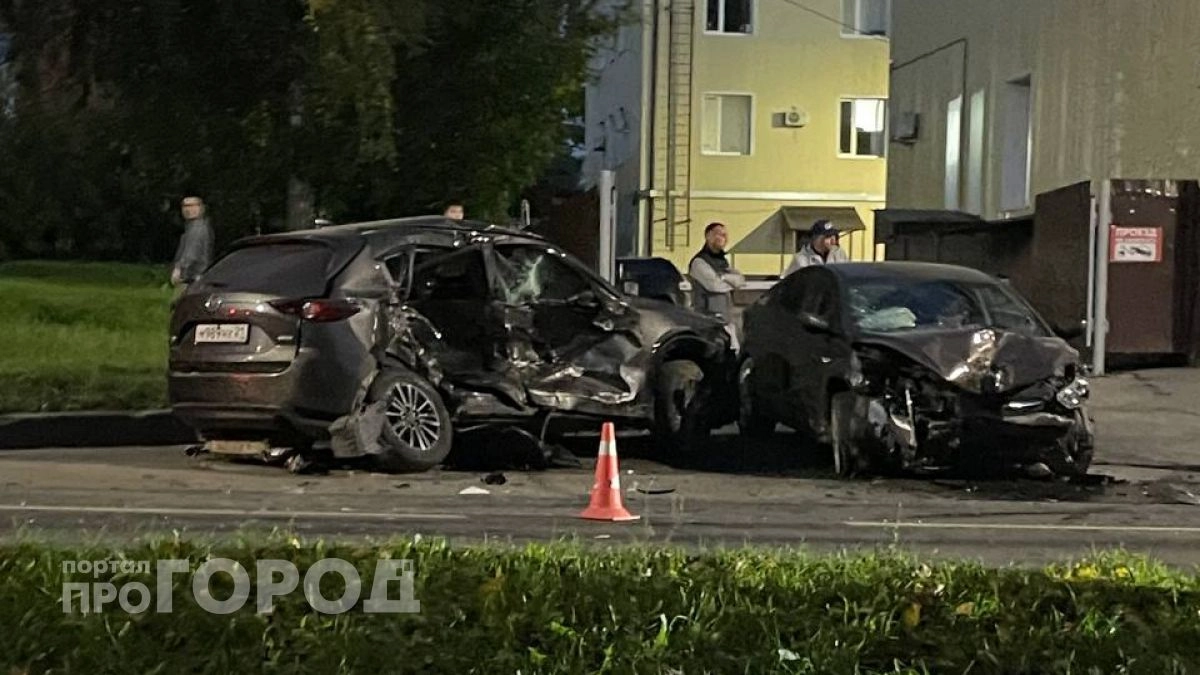В Чебоксарах пьяный водитель влетел в припаркованную у магазина машину