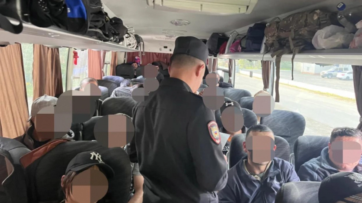 В Чувашии задержали автобус с нелегальными мигрантами
