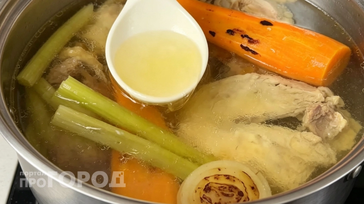 Как сварить самый прозрачный и наваристый куриный бульон: метод шефа без шумовки и сита  Янтарный бульон без единой соринки  Мутный цвет, се