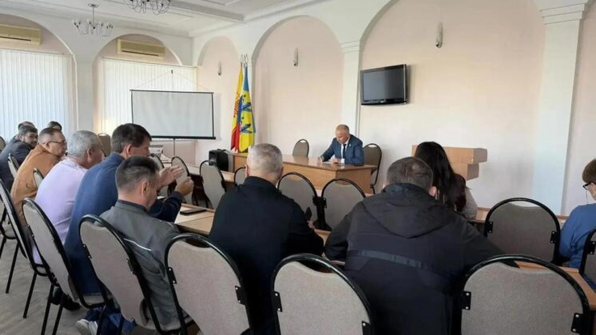 В Новочебоксарске припаркованные у контейнеров машины срывают вывоз мусора со дворов