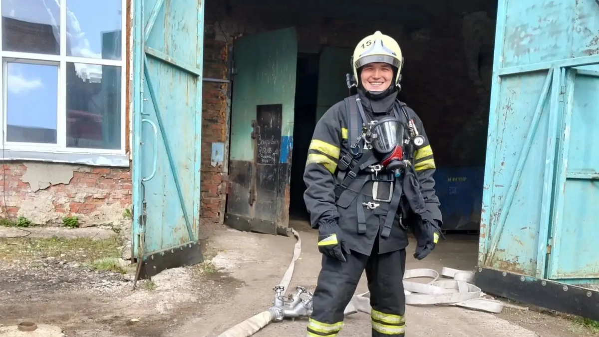 Пожарный МЧС из Чувашии примчался на пожар в свой выходной и бросился в горящий дом спасать людей