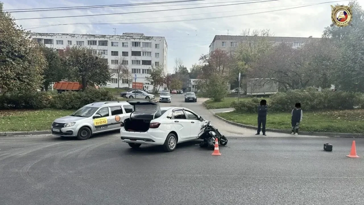 В Чебоксарах водитель "Лады" сбил курьера на электровелосипеде