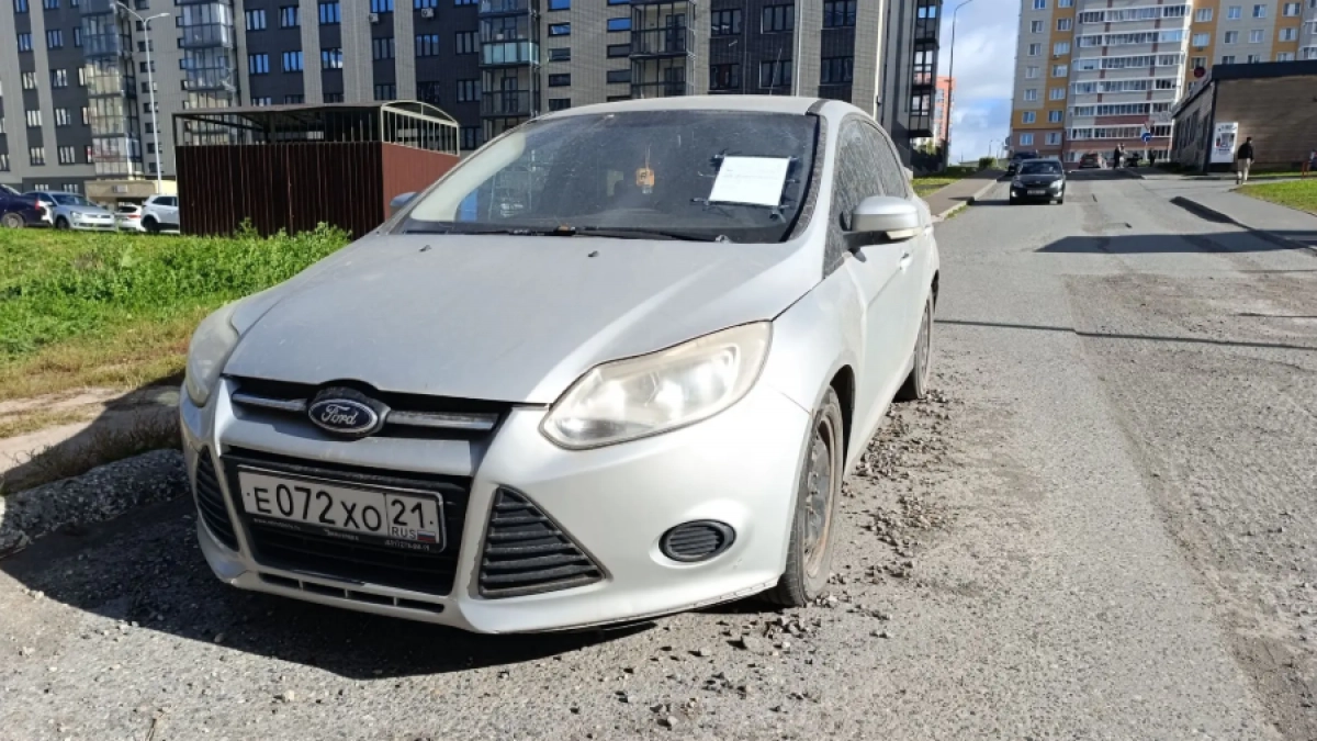 Власти Чебоксар разыскивают хозяев двух авто, брошенных на улице Дементьева