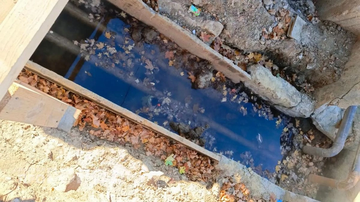 Вместо отопления - мостик через яму с трубами: дом в Чебоксарах живет без горячей воды, но УК не спешит решать проблему
