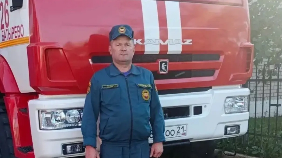Не стал ждать коллег: водитель пожарного авто спас 18-летнюю девушку из горящего дома в Чувашии