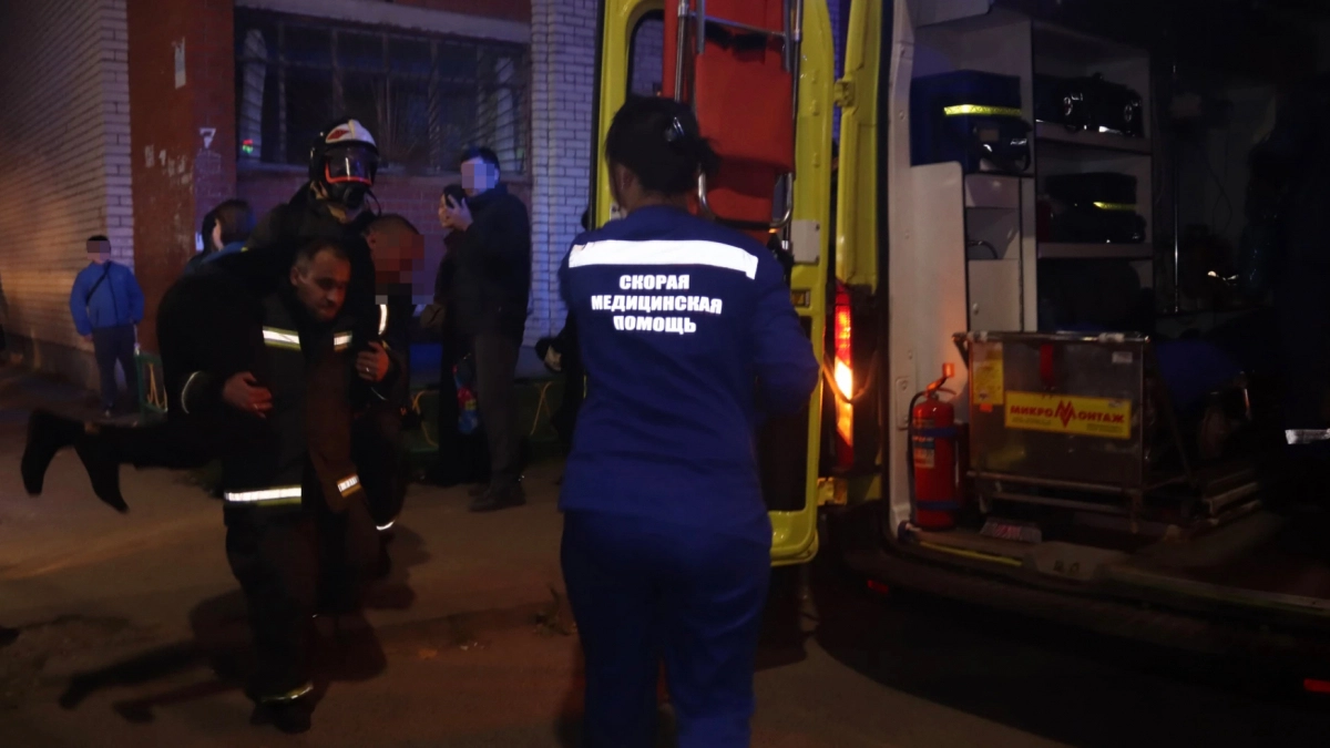 В Чебоксарах жильцы застряли в лифте во время пожара в общежитии