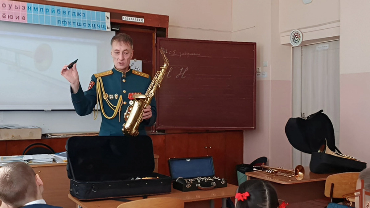 Росгвардия Чувашии провела для школьников уроки с рассказом о службе и оркестре