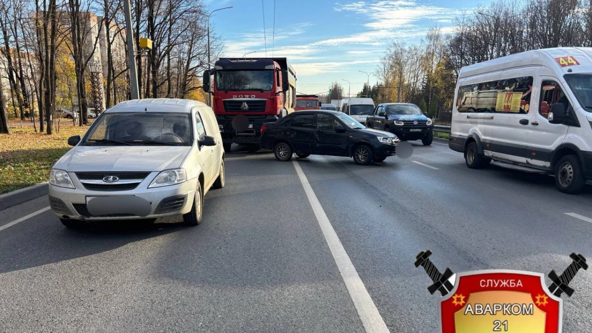 В Чебоксарах самосвал устроил тройное ДТП при неудачном перестроении