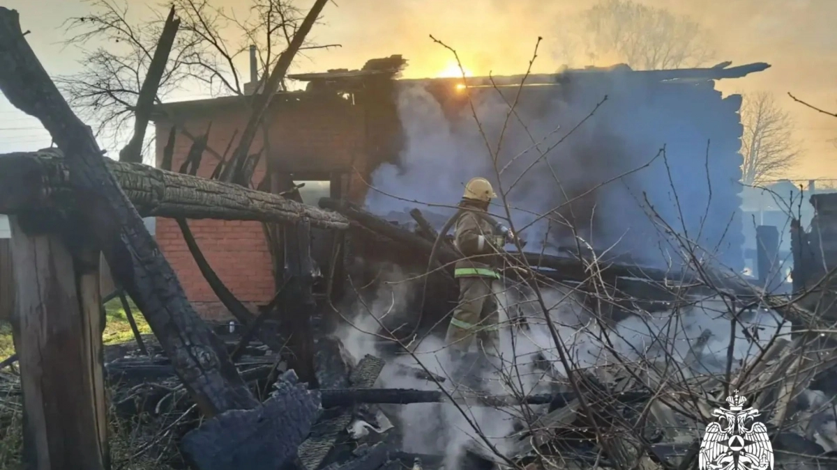 Утренний пожар в чувашской деревне грозил спалить улицу: хроника тревожных суток в республике