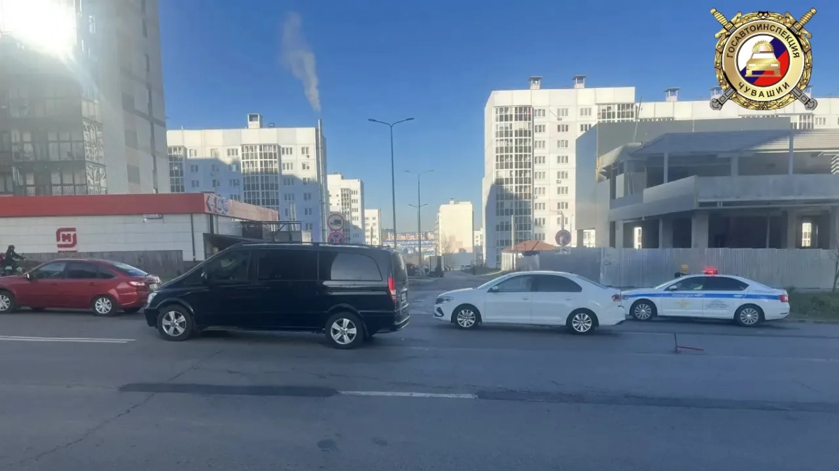 В Чебоксарах 14-летняя школьница сломала ногу под колесами микроавтобуса
