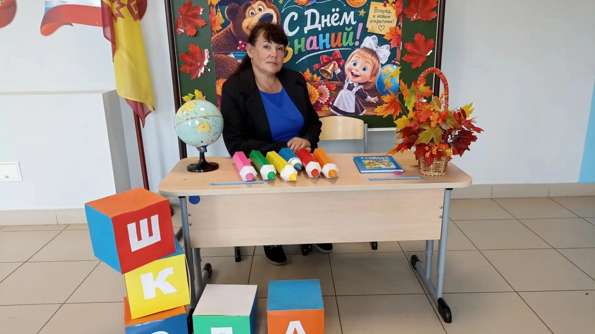 "Привила нам любовь к знаниям": как учитель начальных классов из Чувашии более 30 лет поддерживала учеников 