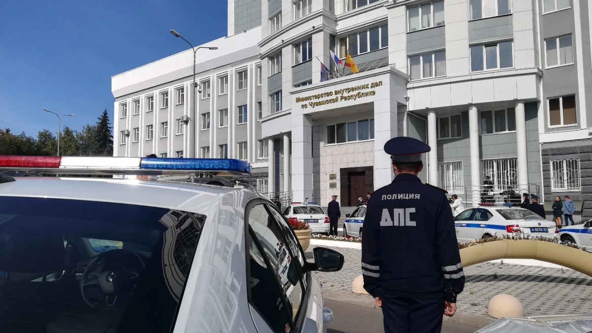 В Чебоксарах инспекторы выбили окно легковушки ради проверки водителя на трезвость