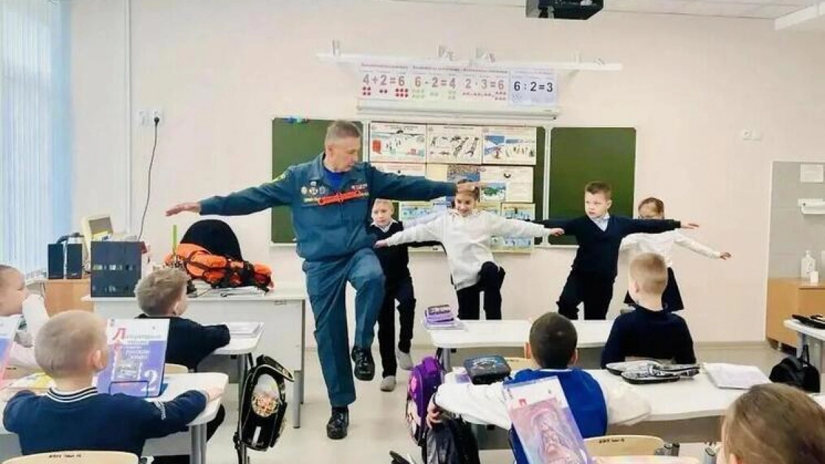Спасатели рассказали школьникам Новочебоксарска, как действовать при провале под первый лед