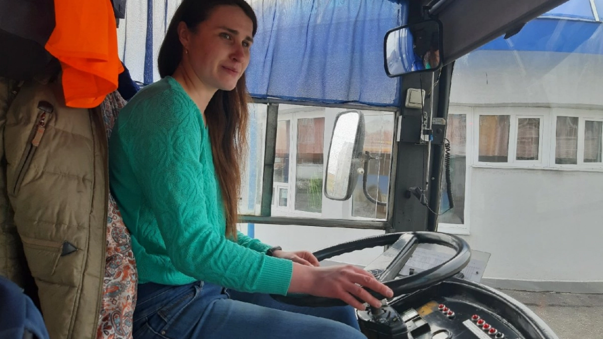 Женщина за рулем троллейбуса рассказала о приметах и подъеме в 3 утра