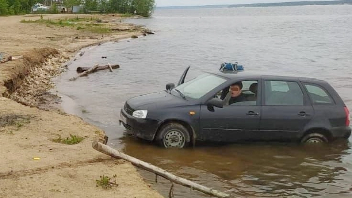 На Волге «Калина» сползла с обрыва прямо в реку