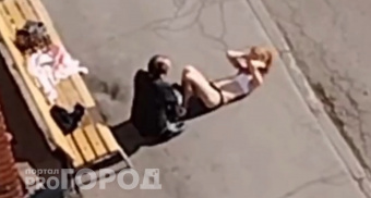 В Чебоксарах женщина в лифчике и трусах пыталась качать пресс на асфальте возле подъезда