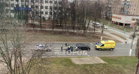 В Чебоксарах столкнулись два авто: у одного из водителей разбито лицо