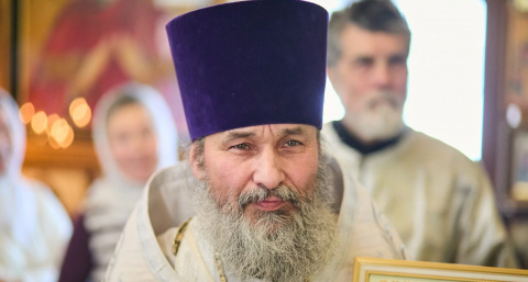 Священник из Чувашии объяснил, чем нельзя украшать яйца, обязательно ли убираться и можно ли ходить на кладбища на Пасху