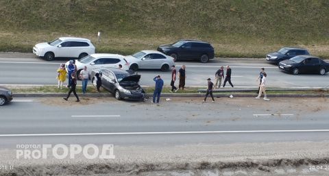 На трассе "Вятка" в районе ГЭС китайский автомобиль снес мачту электроосвещения
