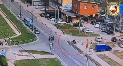 Парень приехал покататься в Чебоксары на мотоцикле и вылетел с перекрестка на тротуар