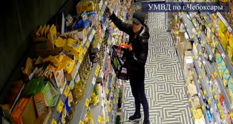 Чебоксарец пачками складывал продукты в свою одежду и шел мимо касс супермаркетов