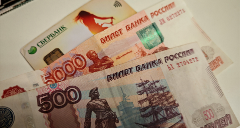 Всех, кто снимает деньги с банковских карт, ждет сюрприз: спишется сразу две суммы