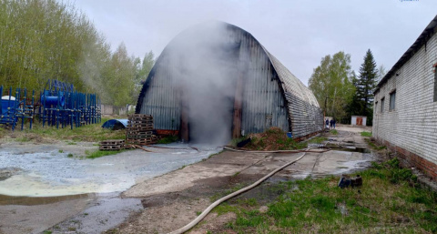 В Новочебоксарске вспыхнул ангар для производства "жидкой резины": сильные клубы дыма поднимались над промзоной