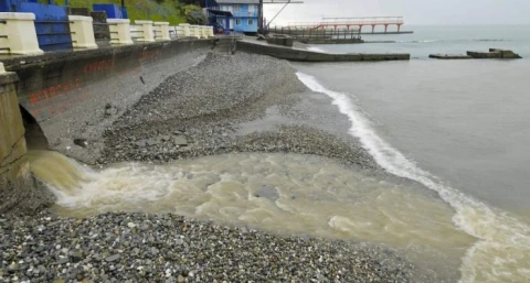 Отпуск будет испорчен: море пахнет канализацией, а на пляжах один мусор 