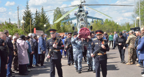 В Шумерлинском районе проводили в последний путь летчика и Героя России, который погиб на СВО