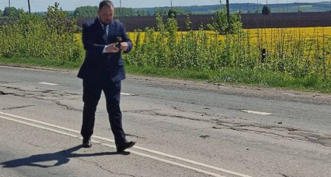 Вице-премьер Чувашии сфотографировал ямы на дороге: "Прогресс есть, но пока все сложно"