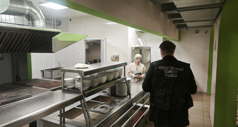 В гимназию Шумерли приехали следователи и криминалисты: берут пробы продуктов