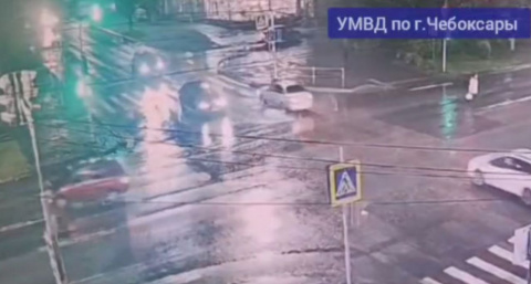 В Чебоксарах неопытный водитель сбил пешехода: тот переходил улицу на зеленый