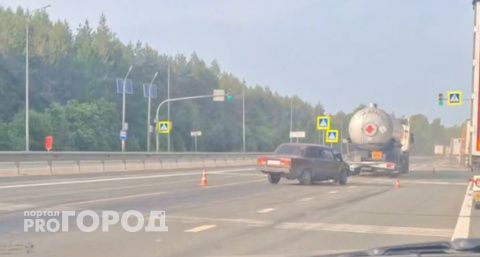 На трассе М7 в Чебоксарском районе легковушка врезалась в автоцистерну