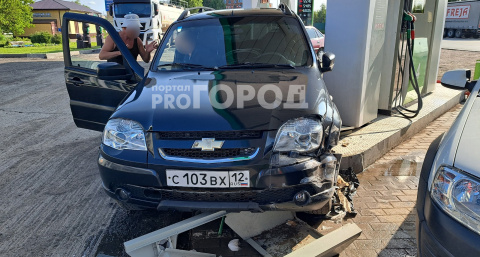 В Чебоксарах мужчина на внедорожнике врезался в заправку и сбежал с места ДТП