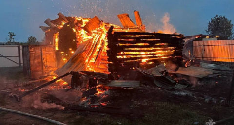 В Вурманкасах полыхал жилой дом и постройки во дворе