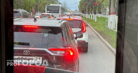 Чебоксарские дороги остановились в десятибалльных пробках: жители города уезжают на длинные выходные