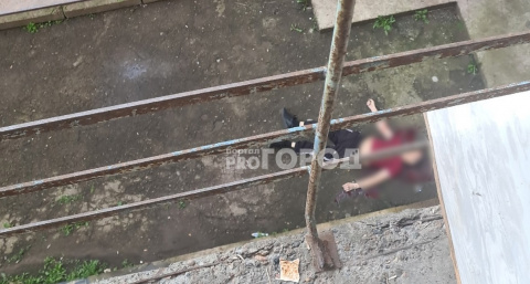 В Чебоксарах мужчина упал с 4 этажа многоквартирного дома