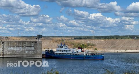 На Чебоксарской ГЭС теплоход врезался в ворота шлюза и повредил их