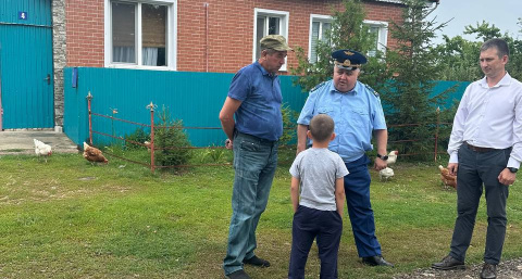 В Чувашии четырехлетний мальчик завел машину отца, и та наехала на его младшую сестру