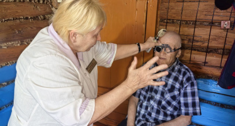 Чебоксарские офтальмологи приехали к 99-летнему ветерану домой и проверили его зрение после операции