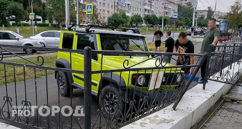 В Чебоксарах бабушка на внедорожнике заехала на тротуар и врезалась в забор