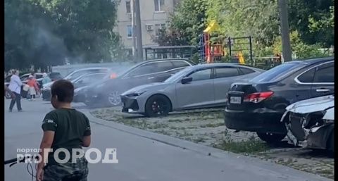 В одном из дворов Чебоксар загорелась припаркованная машина
