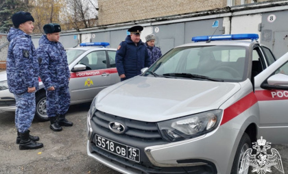 Обновили автопарк: сотрудникам Росгвардии двух городов Чувашии вручили новые служебные машины
