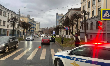 В Чебоксарах Volkswagen Polo сбил 13-летнюю девочку на перекрестке