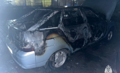 В Шумерле загоревшаяся посреди ночи машина подожгла и стоявшую рядом "Калину"