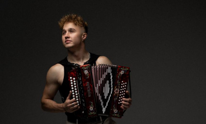 Потомственный артист чувашской эстрады завоевывает публику харизмой и гармошкой: "Я не стыжусь своего родного языка и инструмента"
